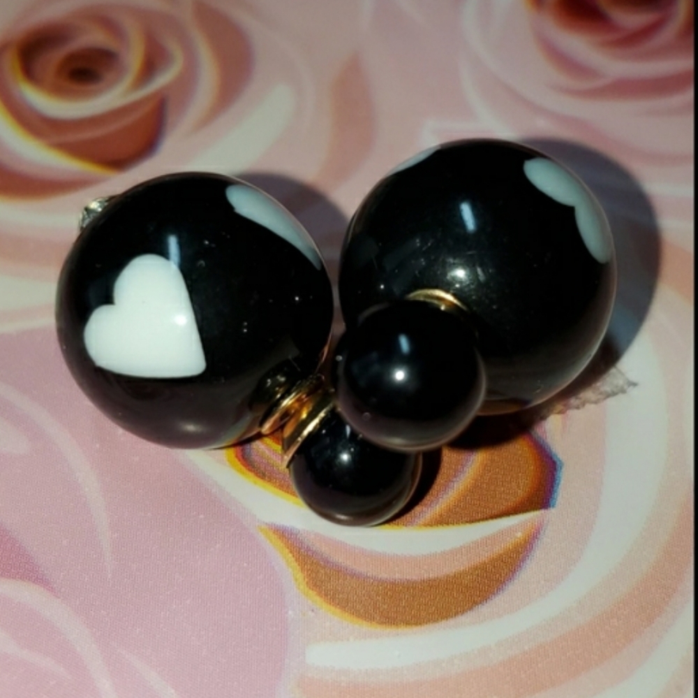 Black Heart Double Sided Earrings - Picture 4 of 5